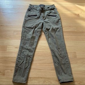 Rock & Republic cropped ankle olive green pants with faux zipper front pockets